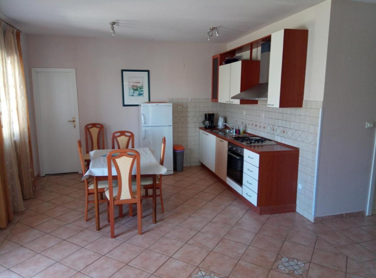 Apartments Laura ฮวาร์ ภายนอก รูปภาพ