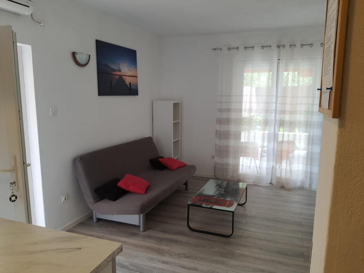 Apartments Laura ฮวาร์ ภายนอก รูปภาพ