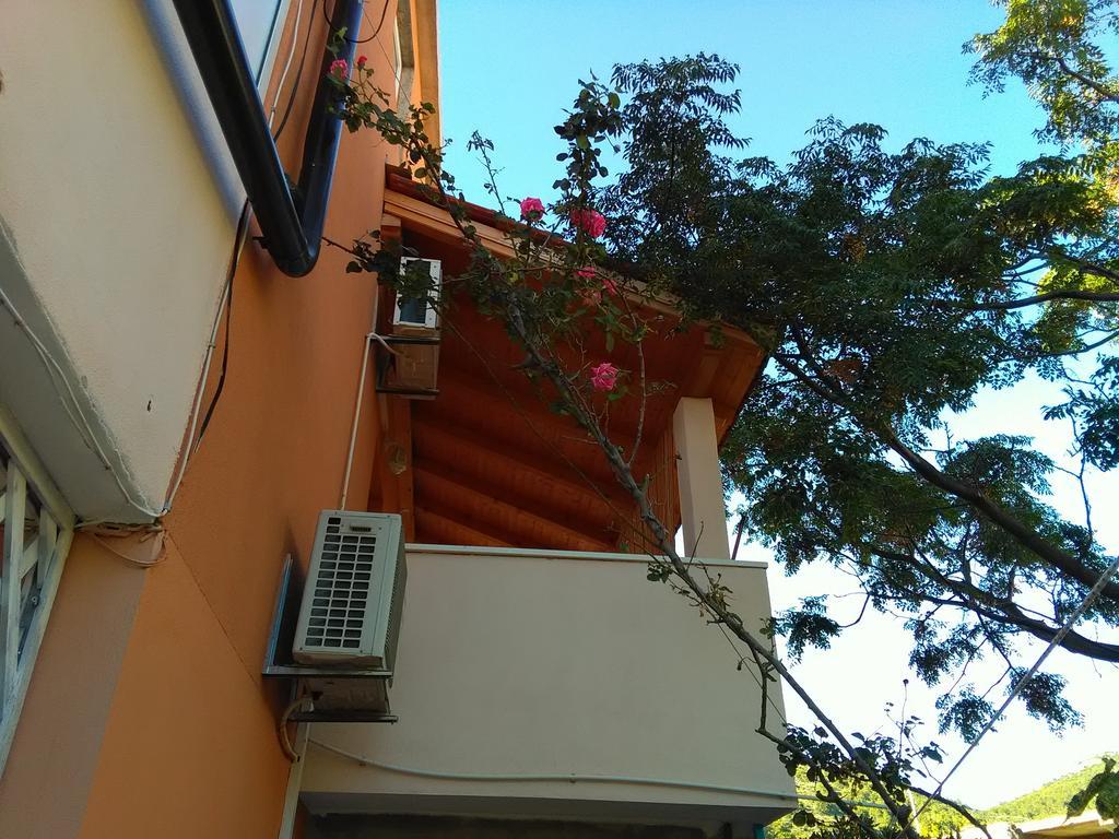 Apartments Laura ฮวาร์ ภายนอก รูปภาพ