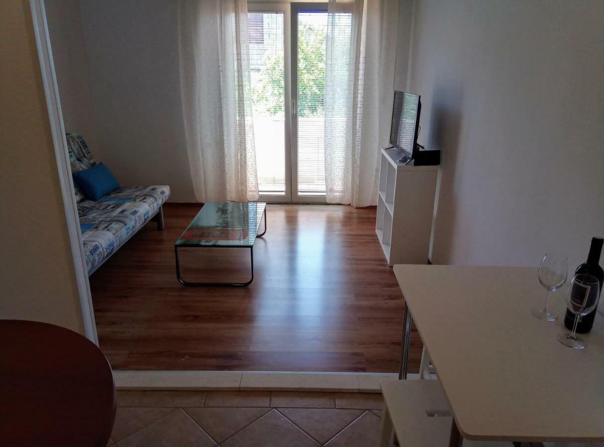 Apartments Laura ฮวาร์ ภายนอก รูปภาพ