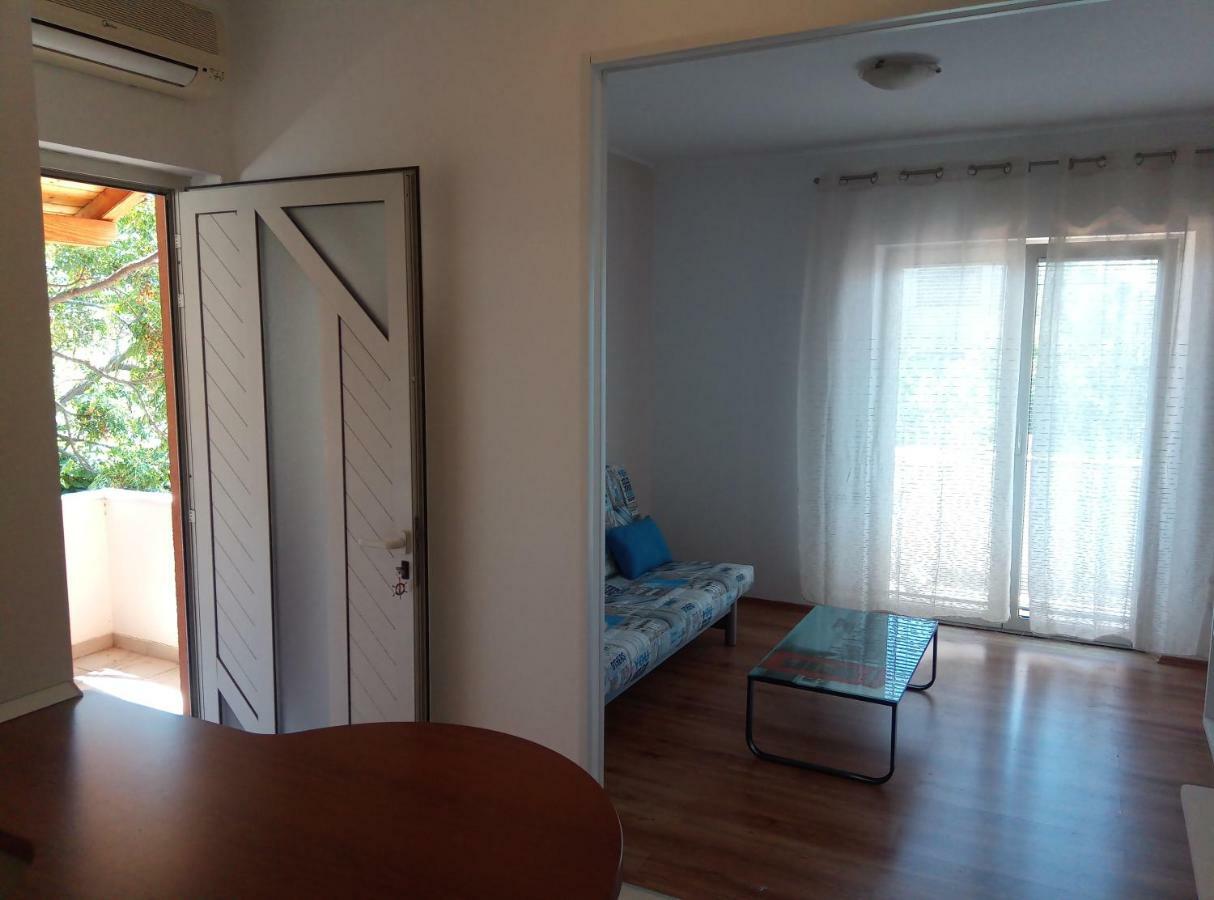 Apartments Laura ฮวาร์ ภายนอก รูปภาพ